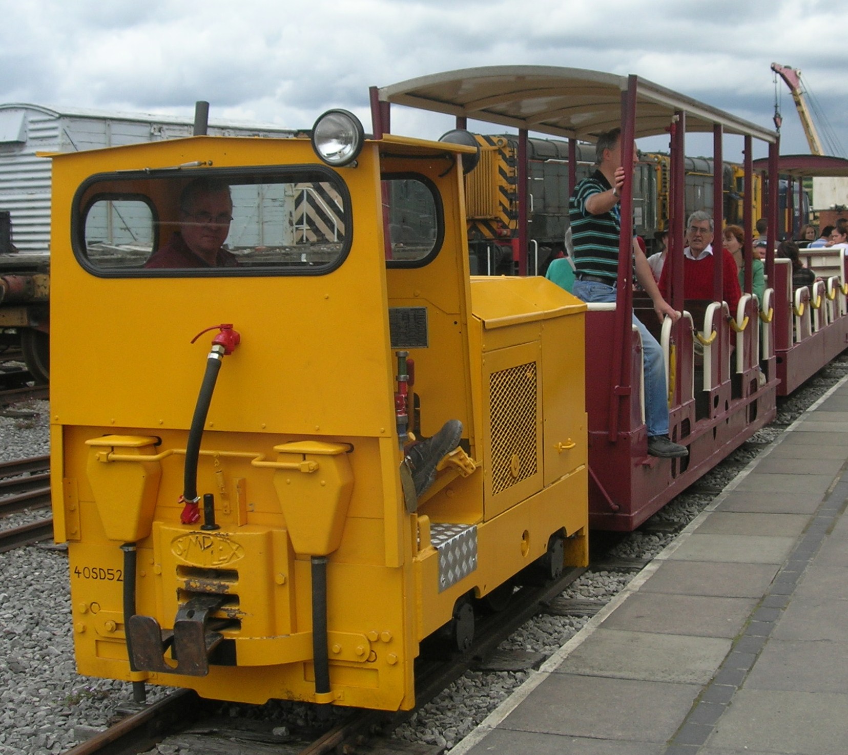 image:- Simplex 40SD 529 on a passenger train slows for Butterley Park Station