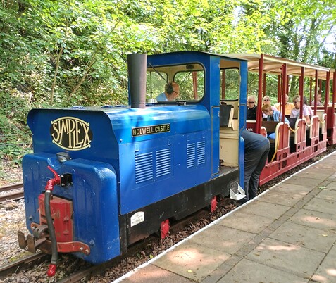 image: Simplex 40SD 529 at the head of a passenger train